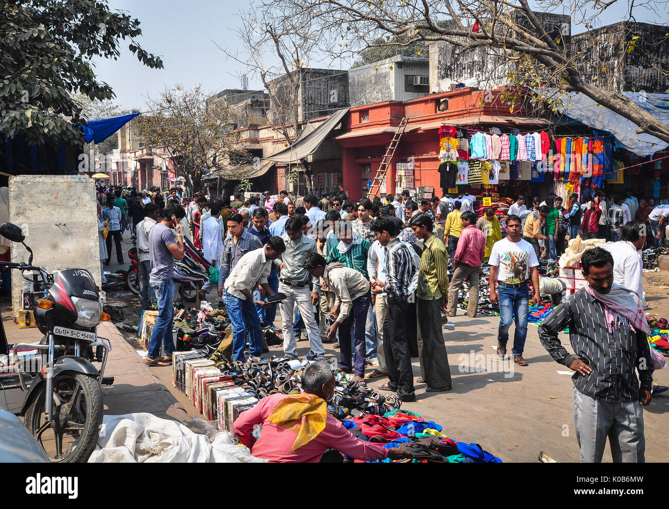 Agra, India - Mar 10, 2012. Persone alla strada del mercato di Agra, India. Agra è una delle più popolose città in Uttar Pradesh e la ventiquattresima più populo Foto Stock