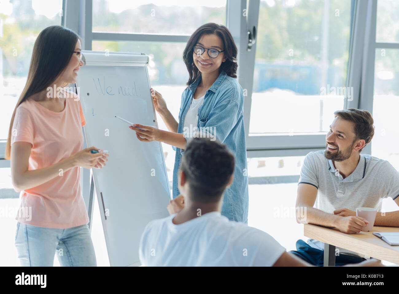 Gioiosa dei giovani che frequentano un seminario di formazione Foto Stock