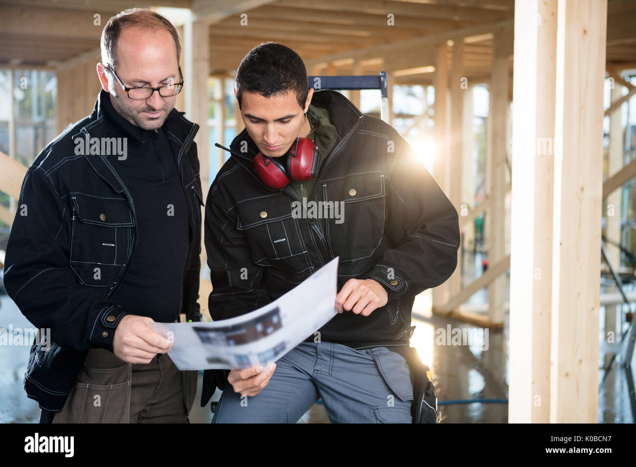 I falegnami di pianificazione al sito in costruzione Foto Stock