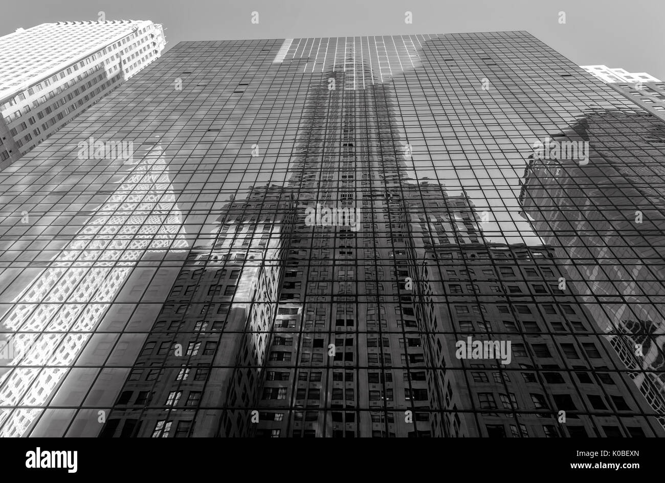 Le riflessioni della mitica Chrysler Building sui vetri nella città di New York New York, presentato in bianco e nero. Foto Stock Le riflessioni della mitica Chrysler Building sui vetri nella città di New York New York, presentato in bianco e nero. Foto Stock