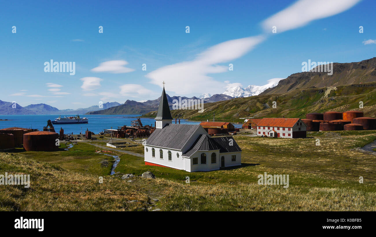 Vecchio abbandonato norvegese stazione baleniera e di insediamento di Grytviken con ripristinato Whalers Luterana Chiesa.Isola Georgia del Sud. Antartide la nave di crociera. Foto Stock