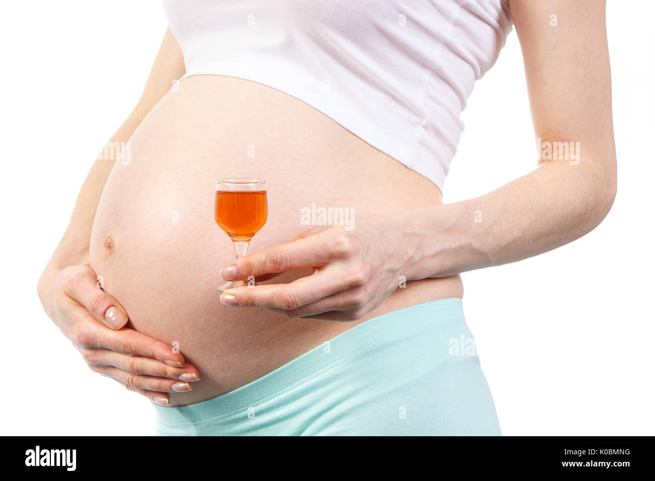 Donna in gravidanza con bicchiere di vino, il concetto di stili di vita insalubri durante la gravidanza e la maternità Foto Stock
