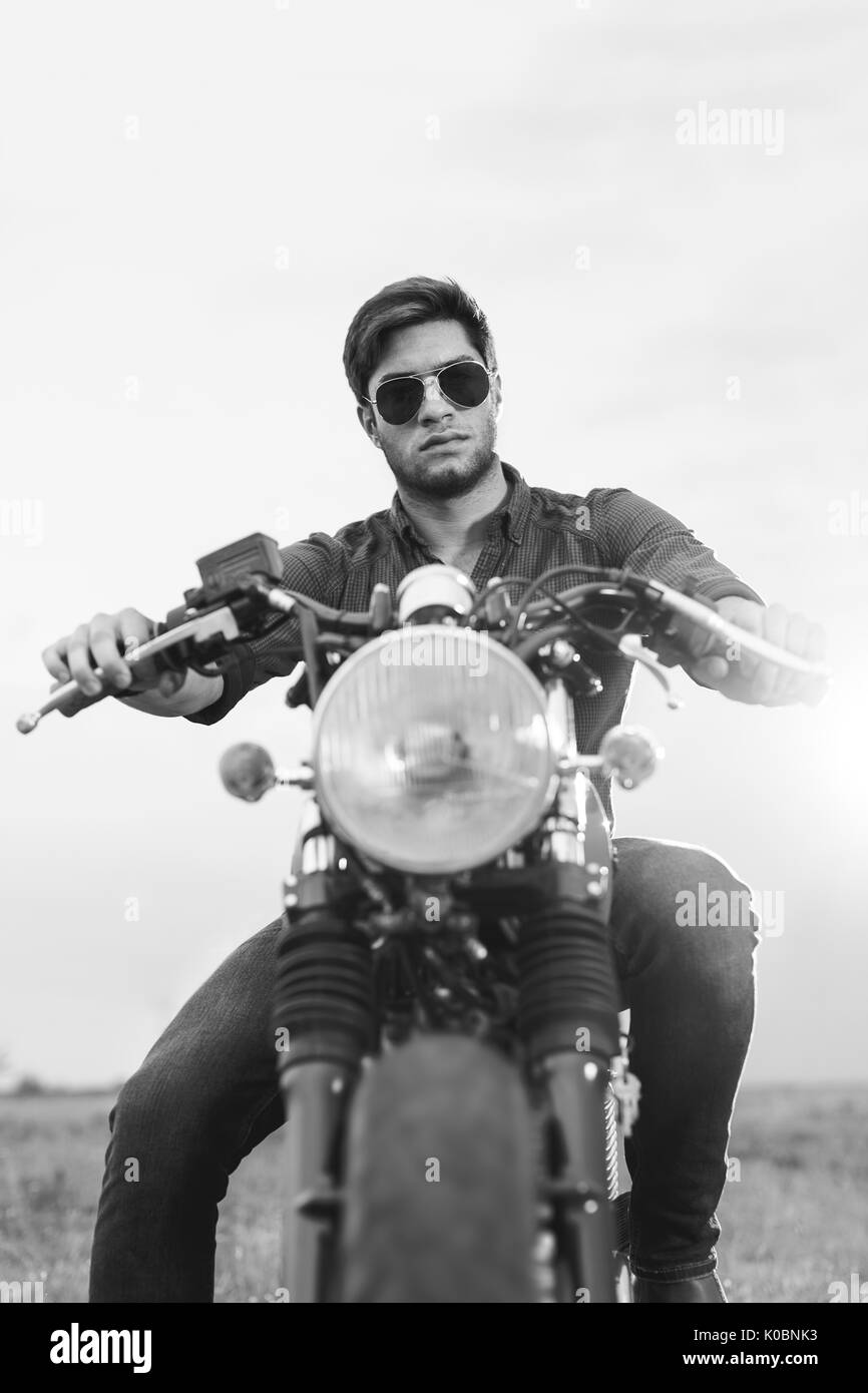 Biker in sella alla sua moto Foto Stock