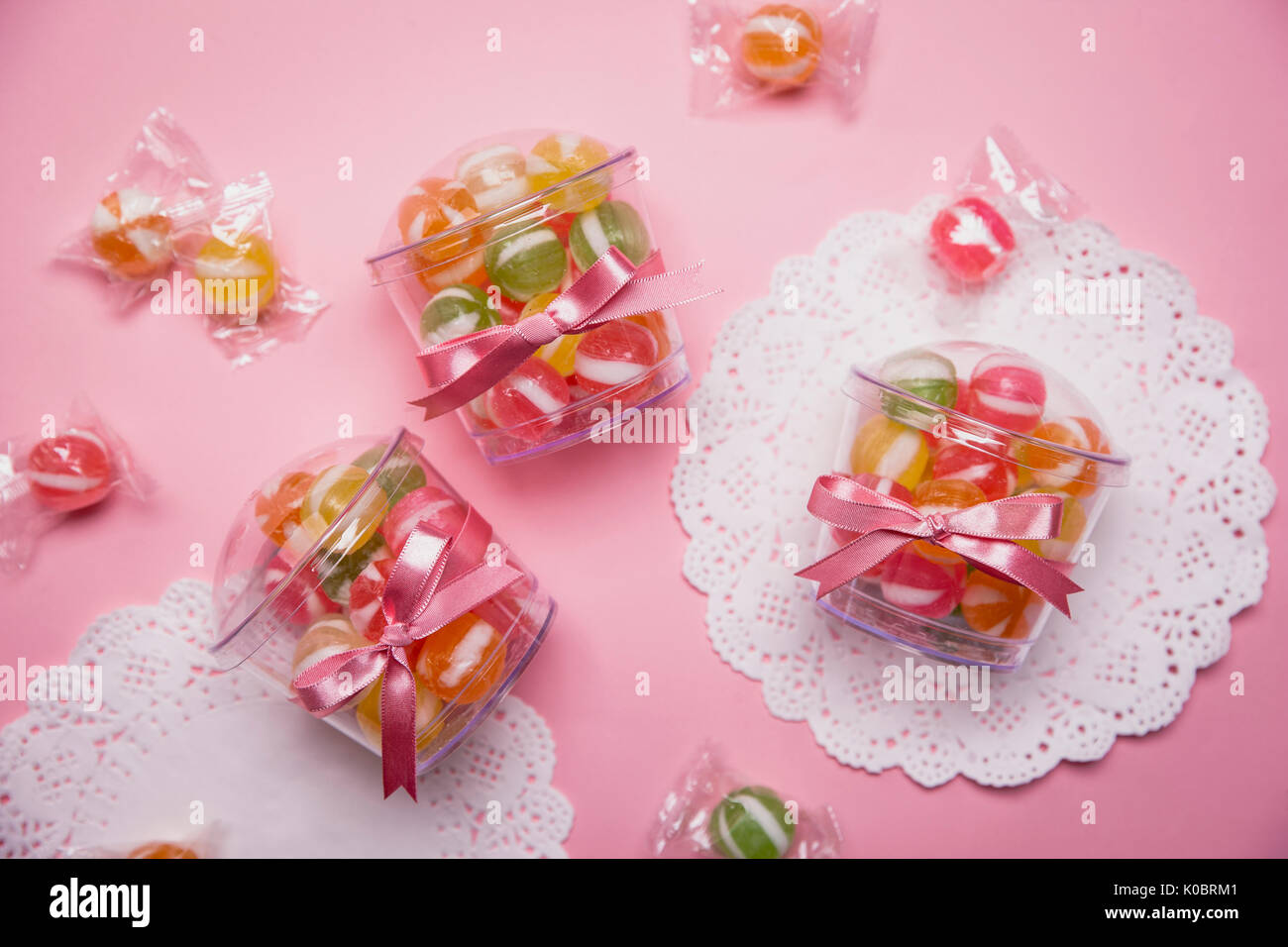 Dolci caramelle in tazze con nastri per il bianco giorno Foto Stock