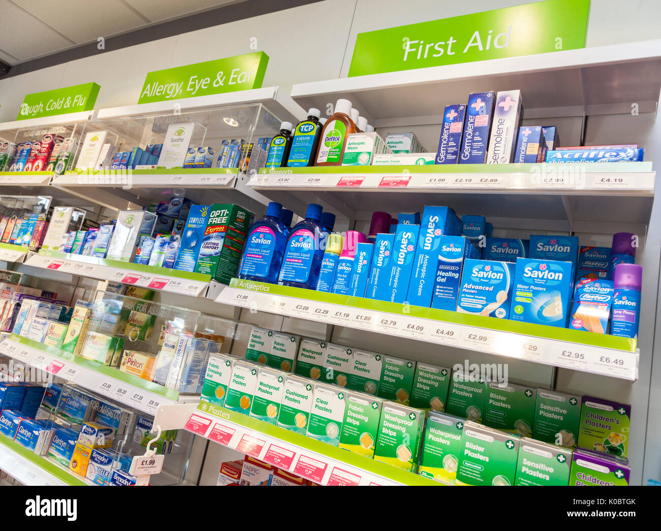 Tosse,freddo,rimedi influenza,allergia prodotti,primo soccorso sul display in una farmacia,farmacia ripiano,farmacisti,drug store Foto Stock