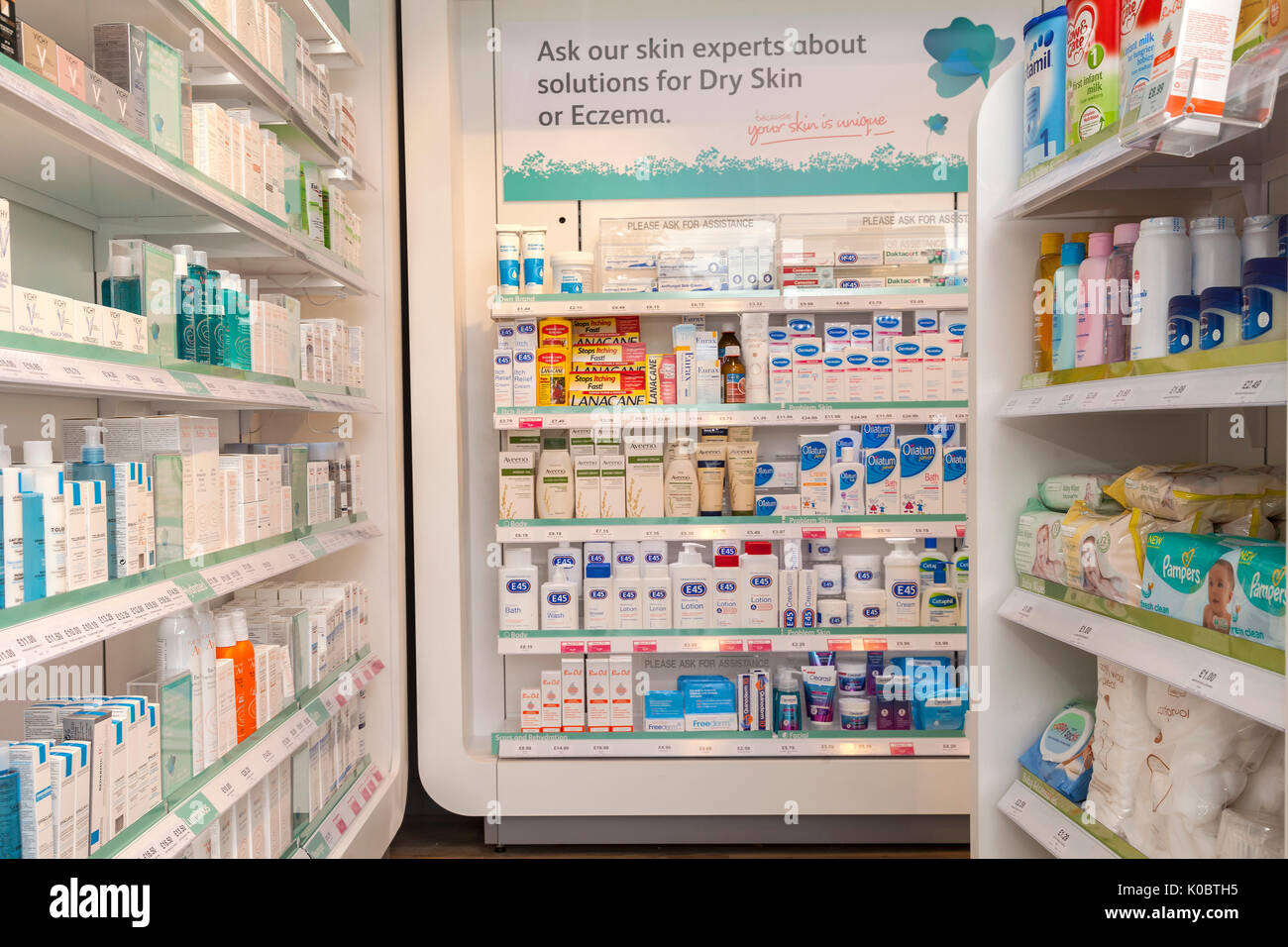 La cura della pelle e prodotti di bellezza sul display in una farmacia,farmacia ripiano,farmacisti,drug store Foto Stock