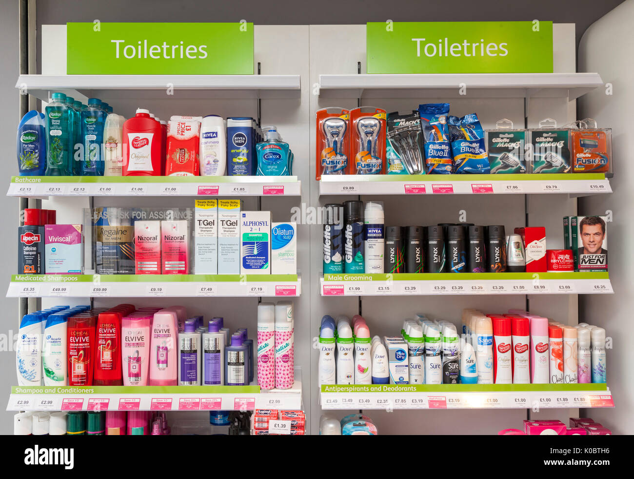 Toliteries sul display in una farmacia,farmacia ripiano,farmacisti,drug store Foto Stock