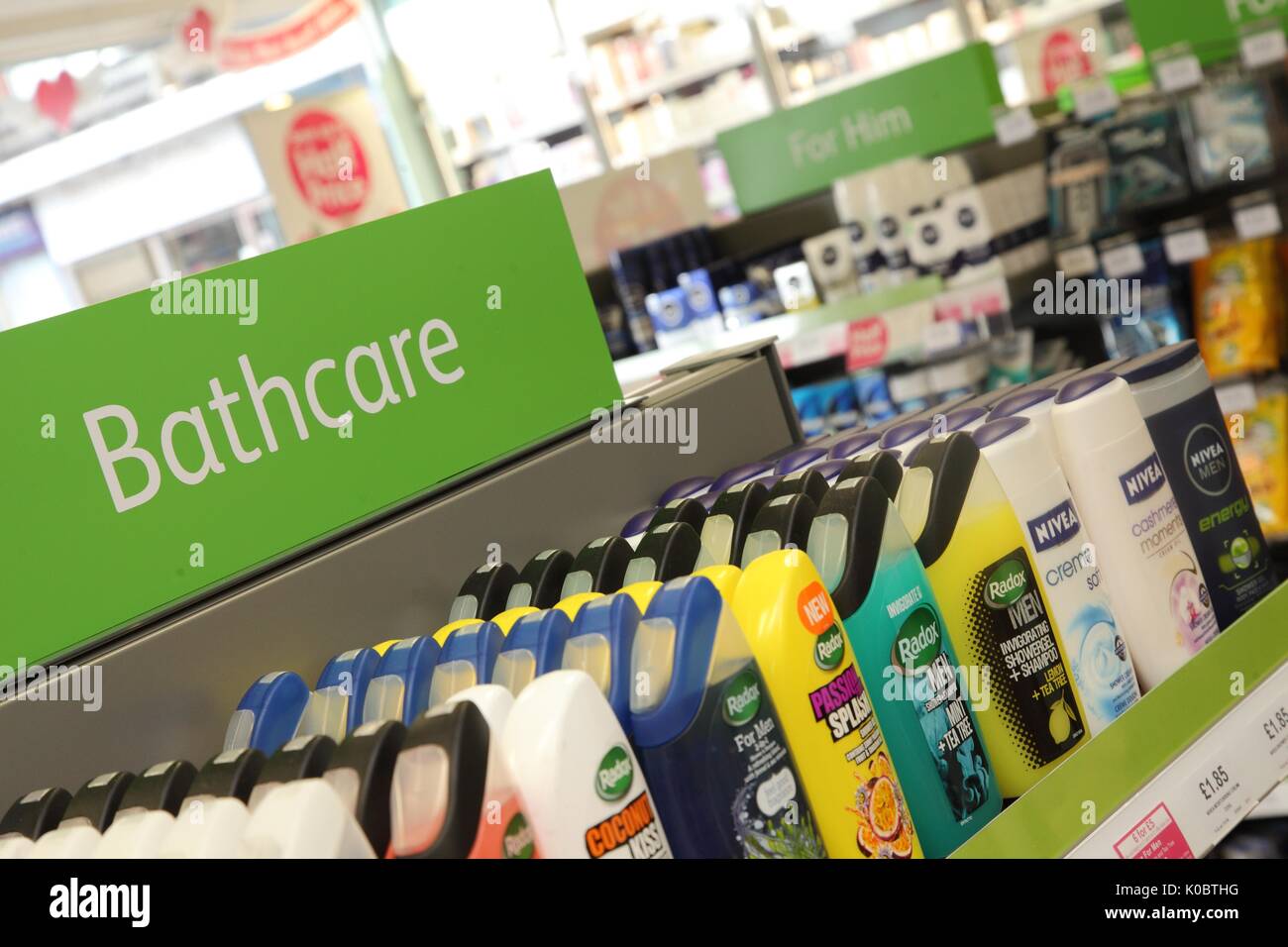 Bathcare prodotti in una farmacia,farmacia ripiano,farmacisti,drug store Foto Stock