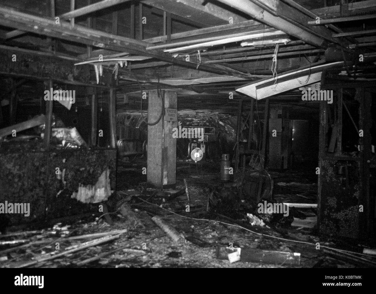 Un incendio-danneggiato Metropolitana di King's Cross Station, la scena di un tripudio in cui più di trenta persone perirono. Foto Stock