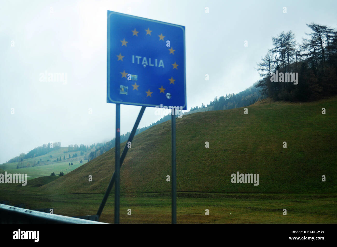 Display di segno di confine di Italia a accanto alla strada Foto Stock