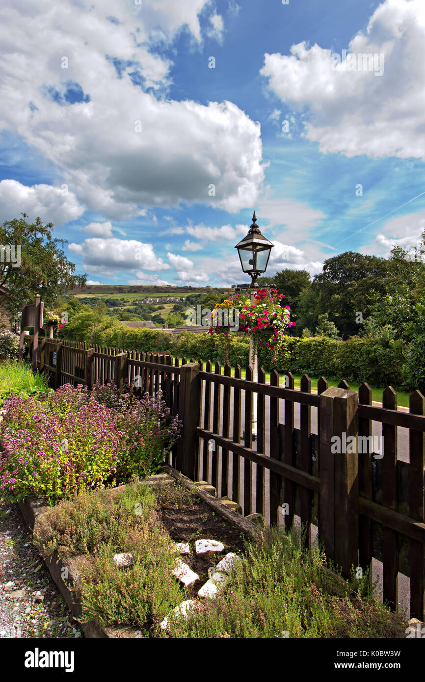 Oakworth stazione sul Keighley & Worth Valley Railway line nel West Yorkshire. La posizione di principale utilizzato nel film 1970 la ferrovia dei bambini. Foto Stock