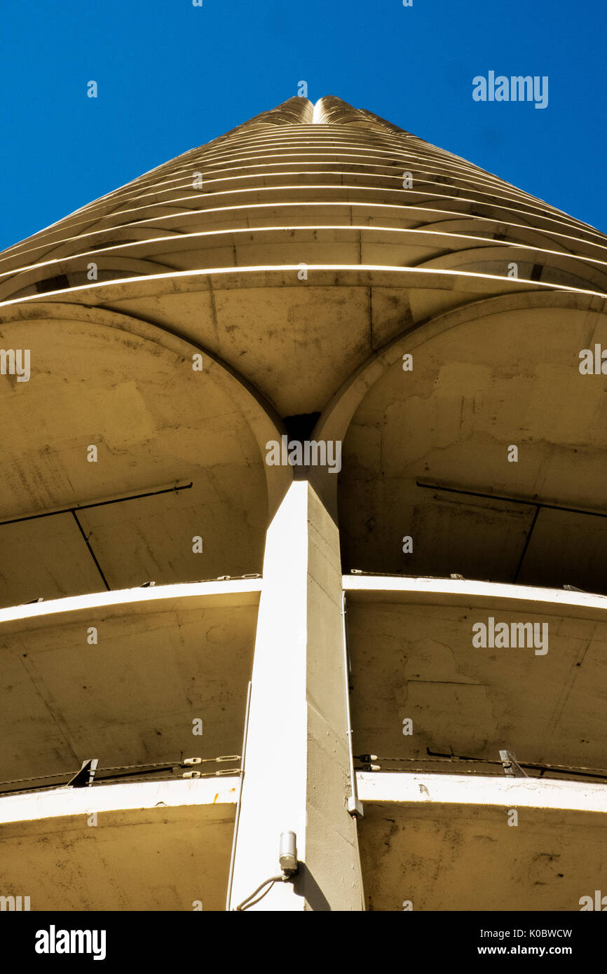 Guardando verso l'alto la Marina City Tower, centro di Chicago Foto Stock