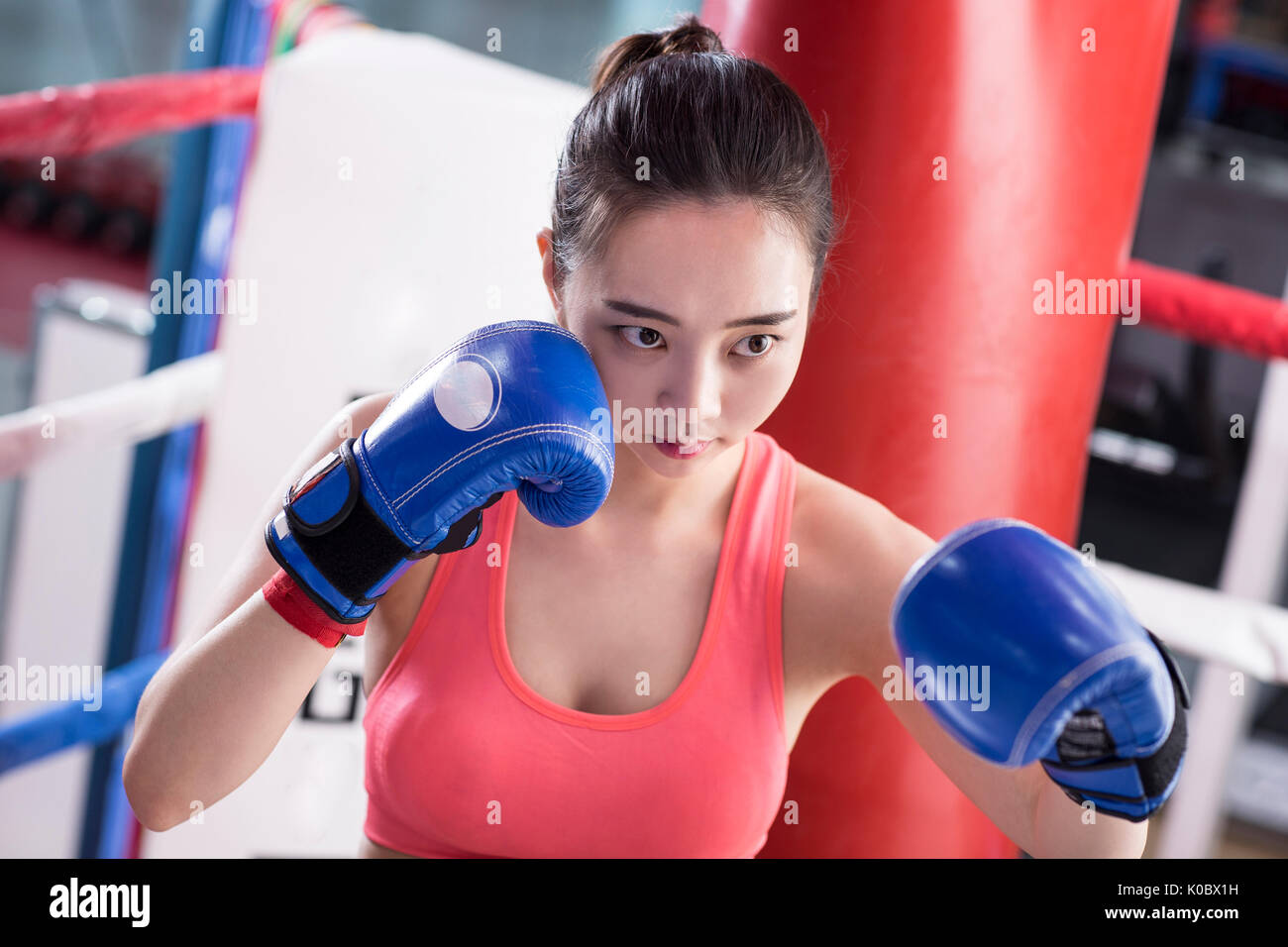 Ritratto di donna boxer in posa stringendo la sua a suon di pugni Foto Stock