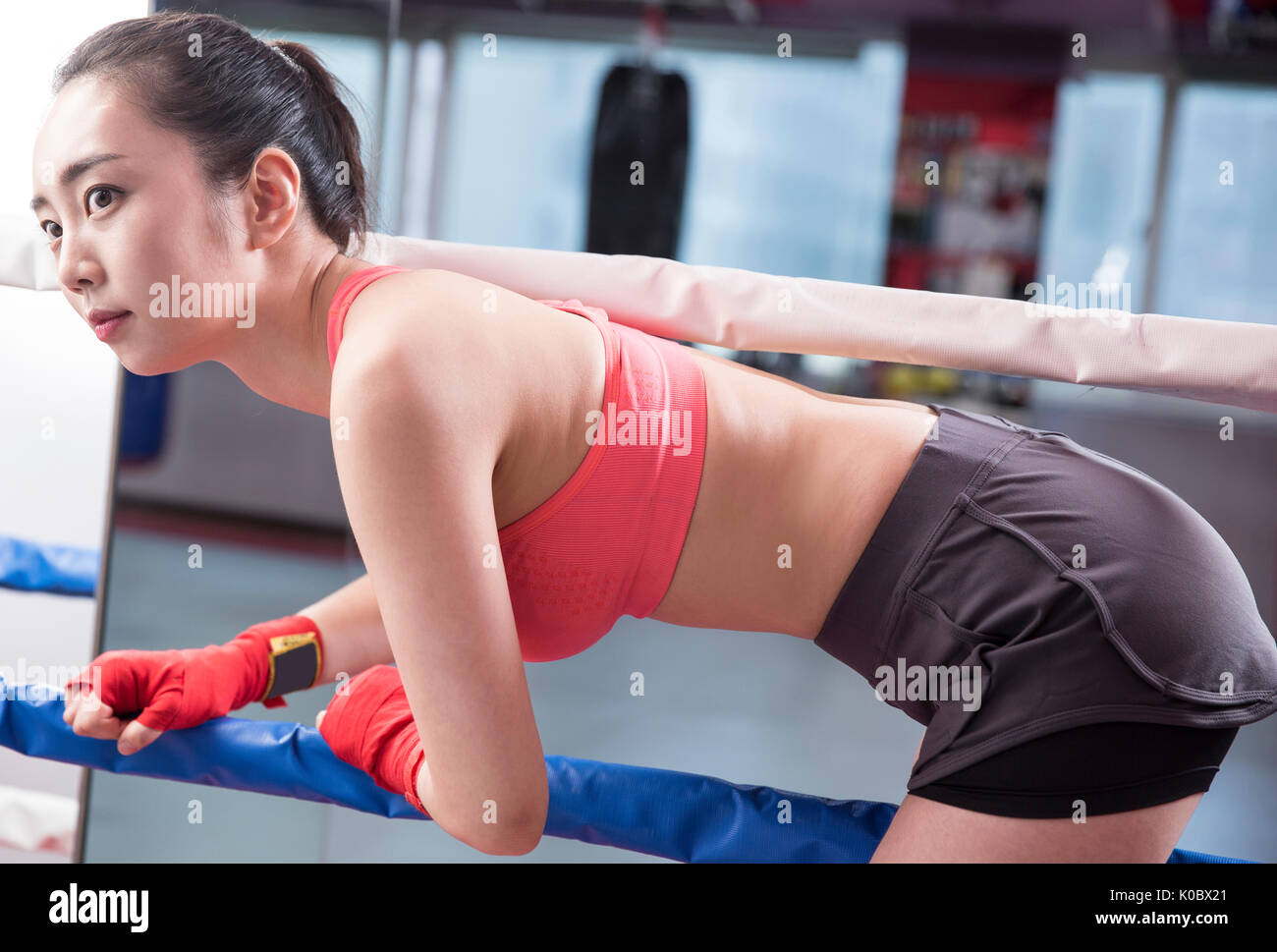 Vista laterale del boxer femmina di andare in un boxing arena Foto Stock