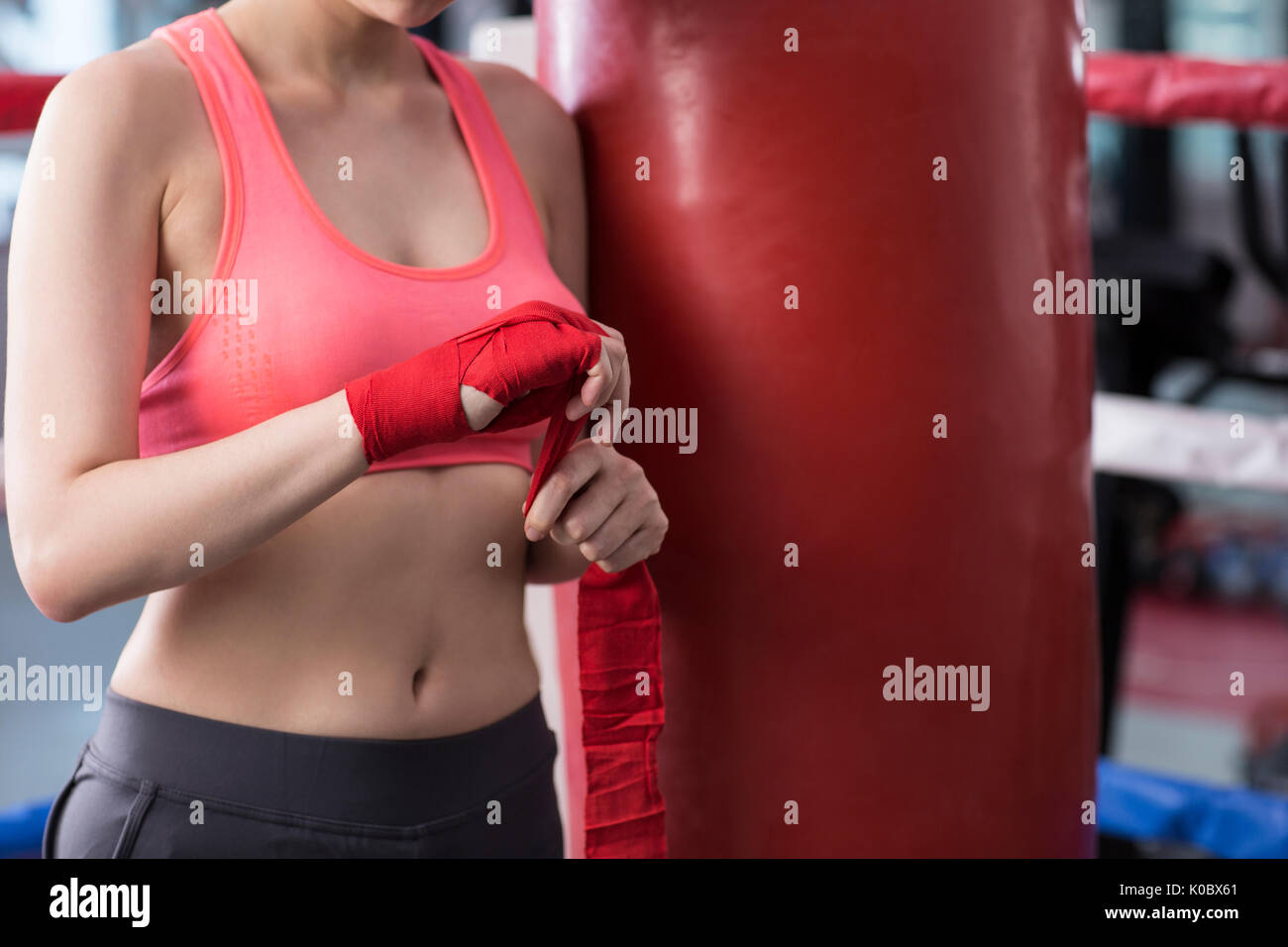 Corpo del giovane femmina boxer preparazione di esercizio Foto Stock