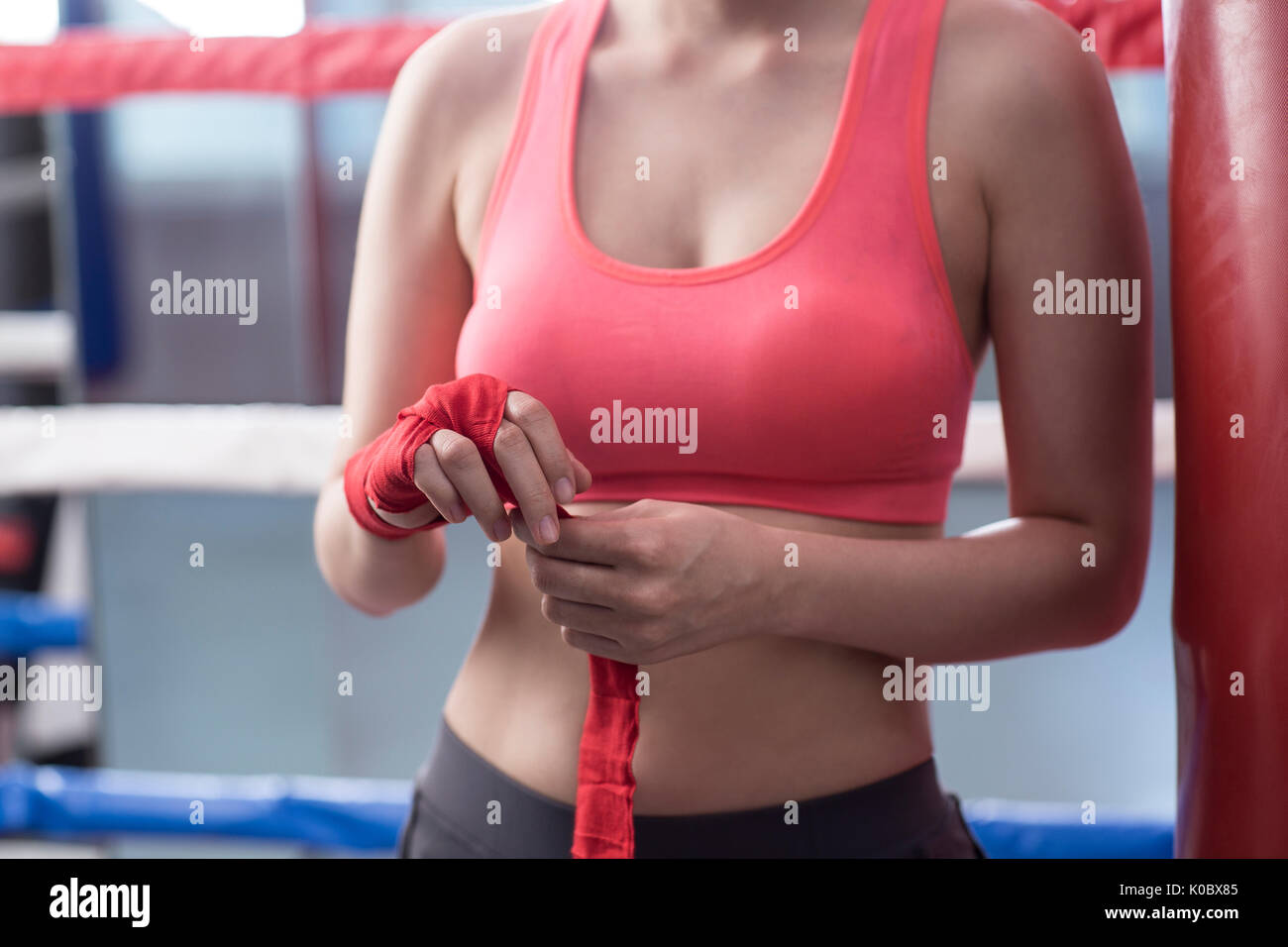 Corpo del giovane femmina boxer preparazione Foto Stock