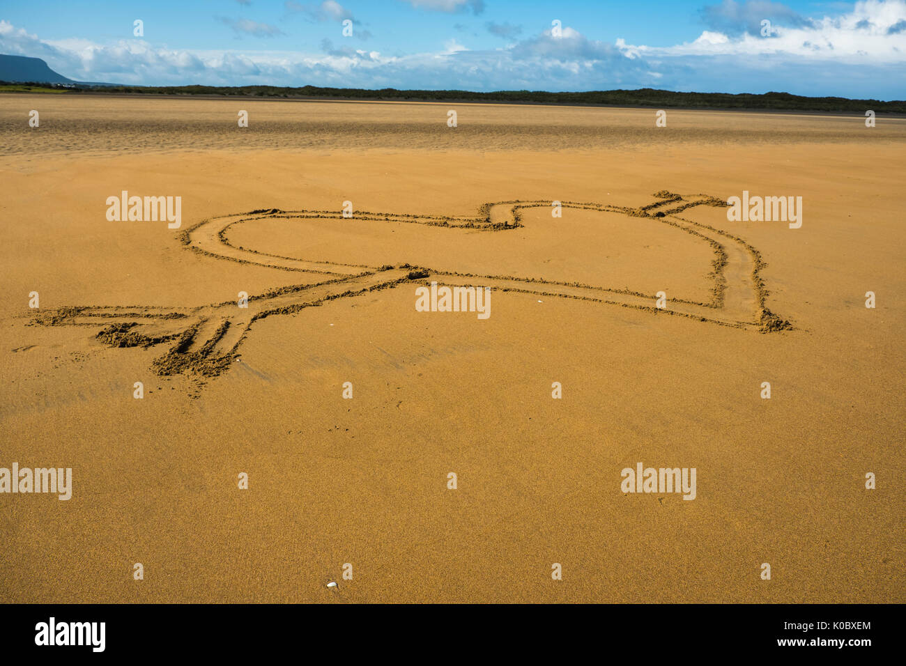 L amore vero cuore nella sabbia, ti amo messaggio sulla spiaggia Foto Stock