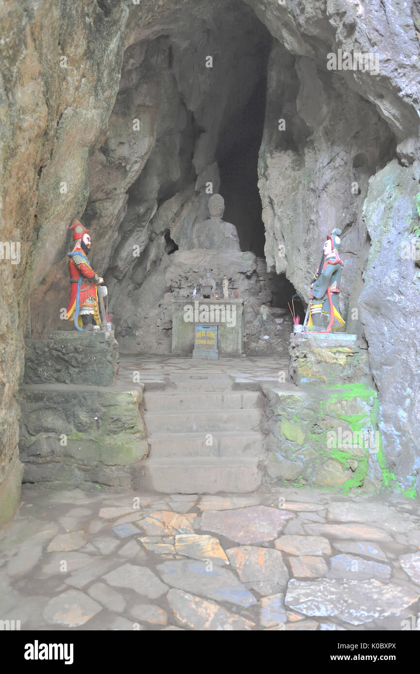 Vista del santuario nella grotta con la statua di Buddha Shakyamuni nella posizione del loto. Linh Ung Non Nuoc Pagoda. Da Nang. Il Vietnam Foto Stock