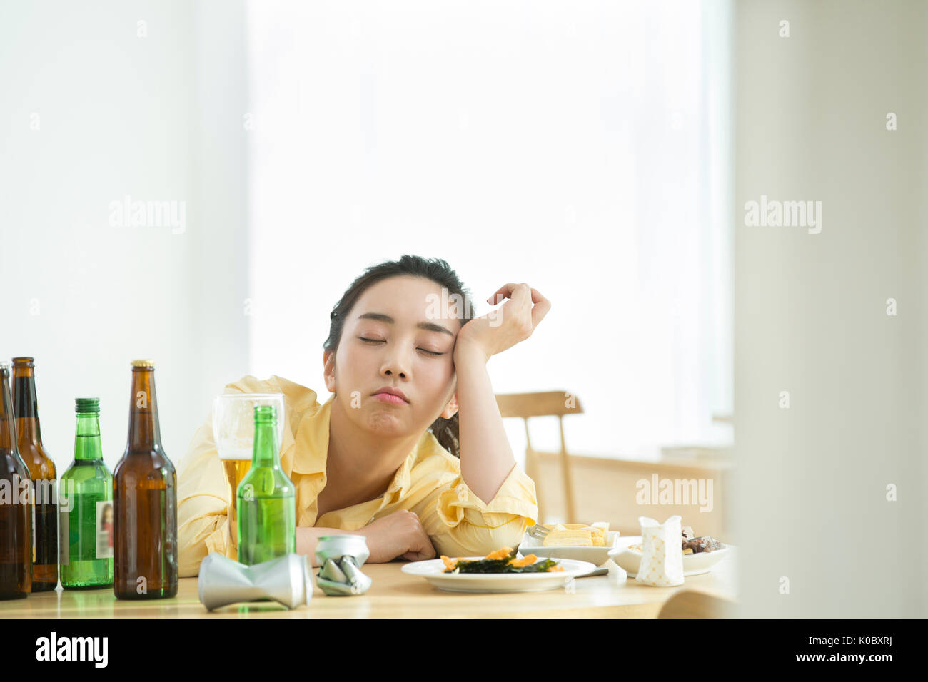 Ritratto di donna single che a bere da solo Foto Stock
