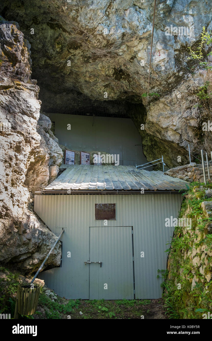 Ingresso al Divje Babe parco archeologico. Divje Babe è una grotta carsica e il parco archeologico che si affaccia sul fiume Idrijca in Slovenia. Foto Stock