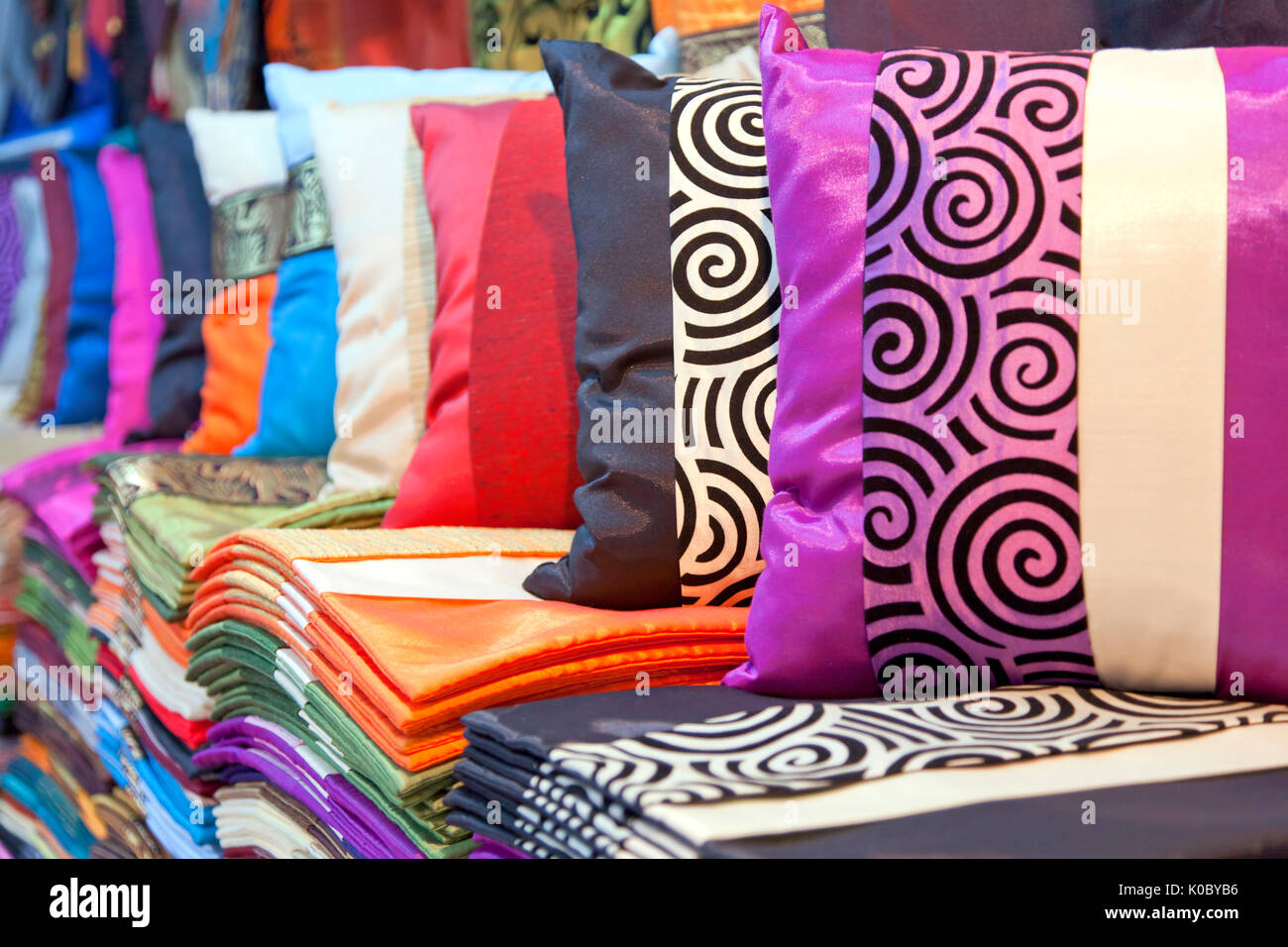 Di lusso tailandese cuscini di seta e federe in mostra al mercato Foto  stock - Alamy
