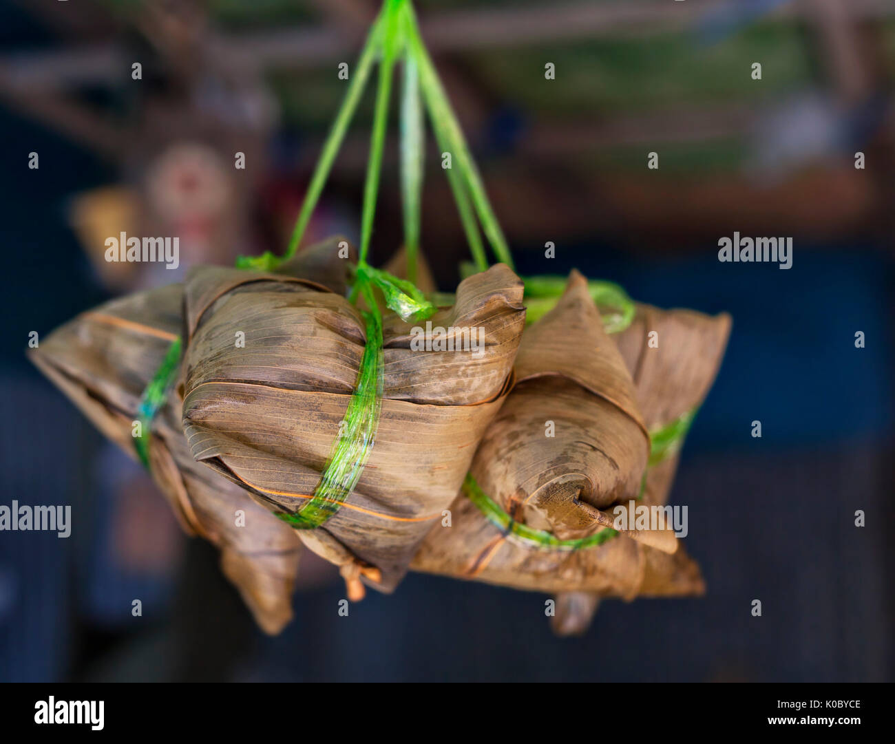 Piccola porzione di steamed pacchi alimentari con carne di pollo, maiale e verdure. mercato asiatico. Foto Stock