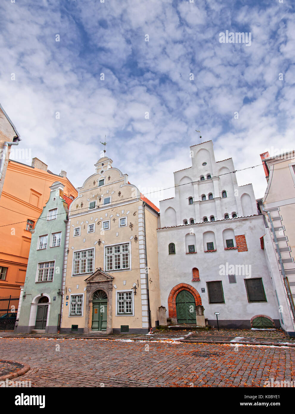 Immagine di più antichi edifici permanente nella riga, Lettonia; nicknamned i tre fratelli. Foto Stock