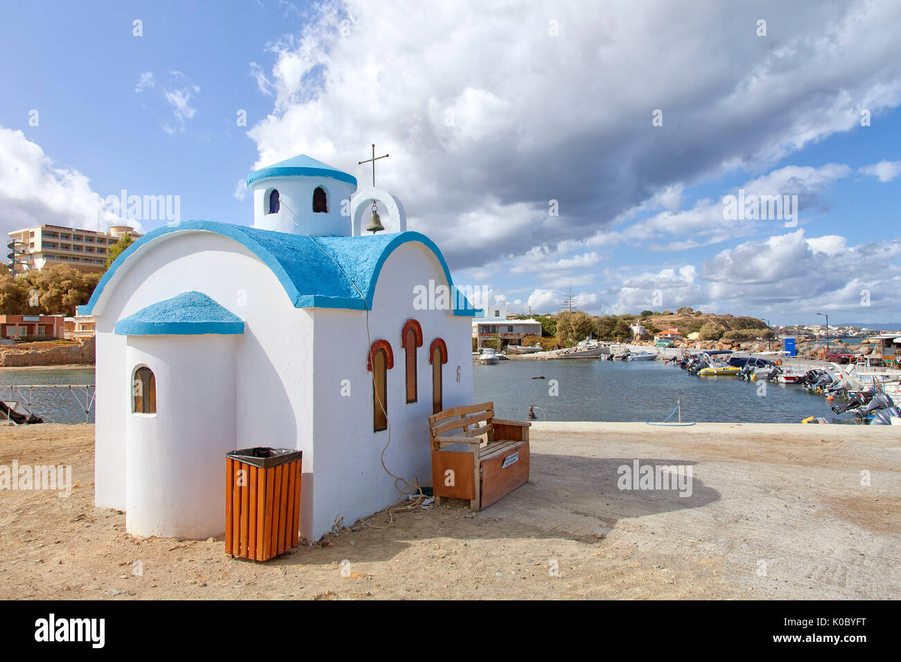 Una vista di una chiesa vicino alla città di Chania sull'isola greca di creta. Foto Stock