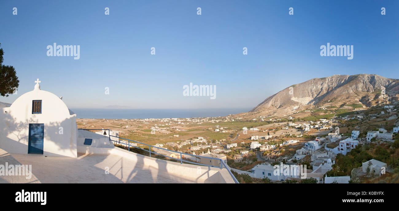 Immagine del villaggio di montagna di exo gonia, appena sopra kamari sull'isola greca di Santorini. Foto Stock