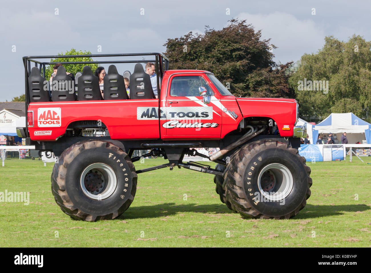NORFOLK, Regno Unito - agosto 19th, 2017: Truckfest Norwich è un festival di trasporto nel Regno Unito basato intorno al settore del trasporto delle merci si trova a Norfolk. Monster tru Foto Stock