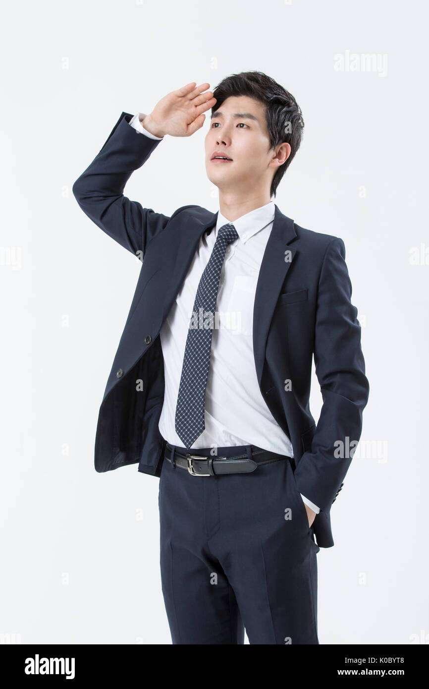 Giovane imprenditore nel soddisfare in piedi guardando intorno Foto Stock