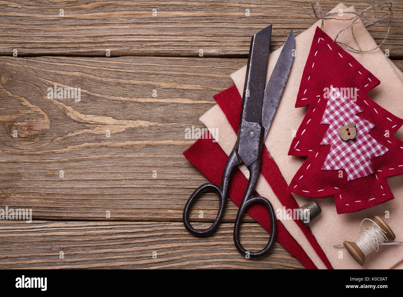 Strumenti per il lavoro di ricamo, giocattoli di Natale con le proprie mani. Spazio per il testo Foto Stock