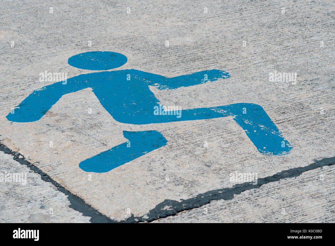 Esecuzione di segno sulla strada concreta Foto Stock