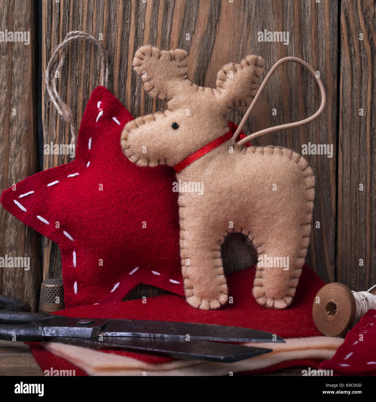 Rendendo le decorazioni di Natale con le proprie mani a casa Foto Stock