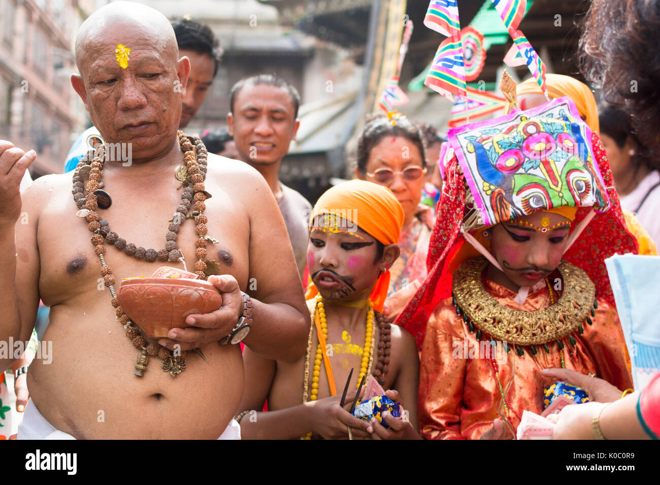 Gaijatra (vacca Festival) in Nepal - Ricordo al defunto familiari. Questo festival indù prevalentemente celebrata nella valle di Kathmandu. Foto Stock