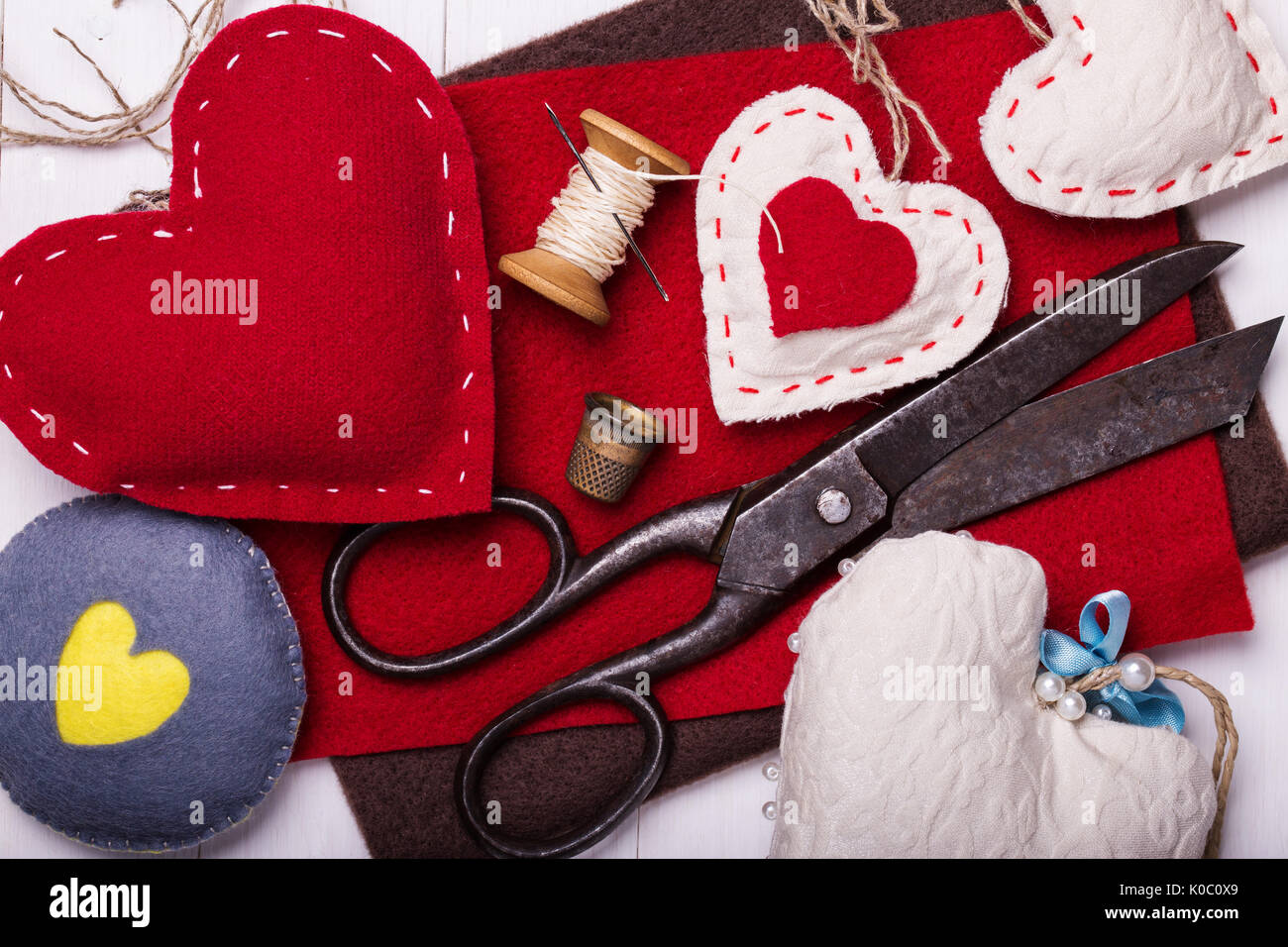 Giocattoli il giorno di San Valentino con le proprie mani, vista dall'alto Foto Stock