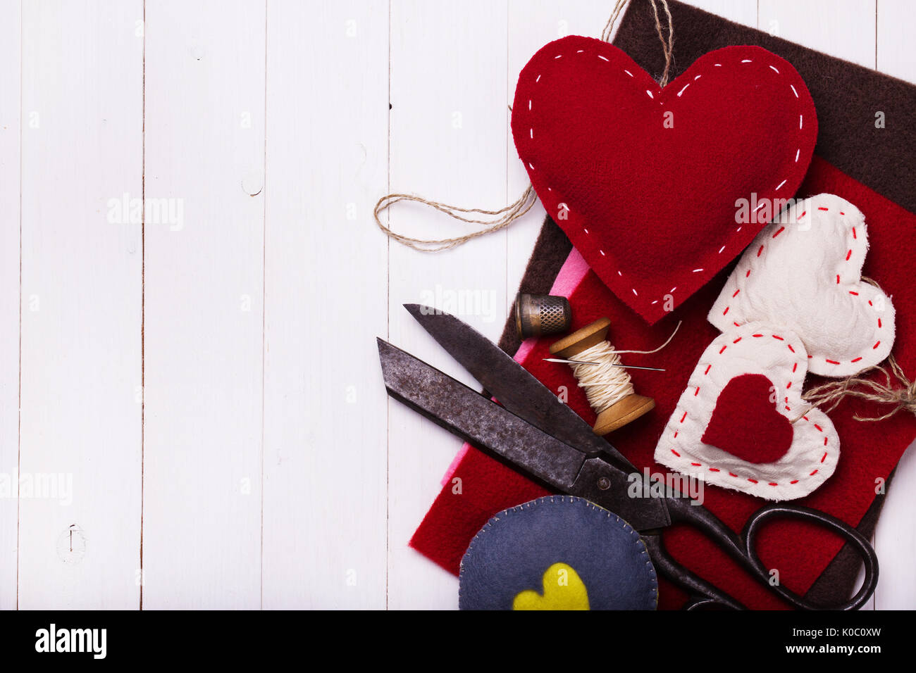 Giocattoli il giorno di San Valentino con le proprie mani con spazio per il testo Foto Stock