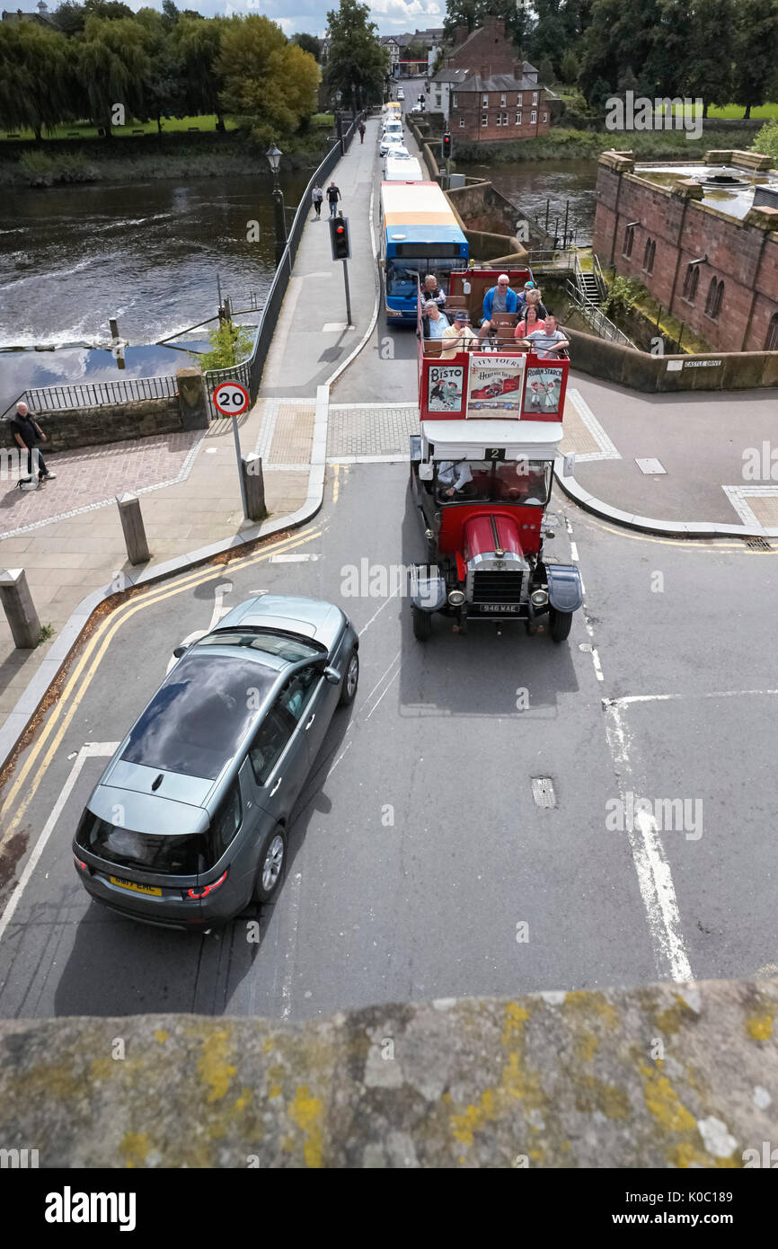 Aprire il patrimonio top bus tour attraversando il fiume Dee in Chester Foto Stock