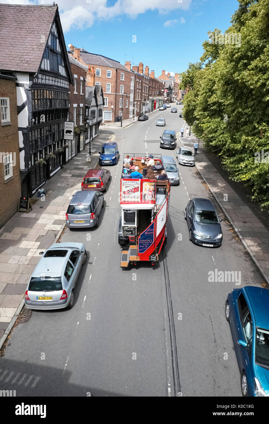 Open top sightseeing bus in Chester Foto Stock