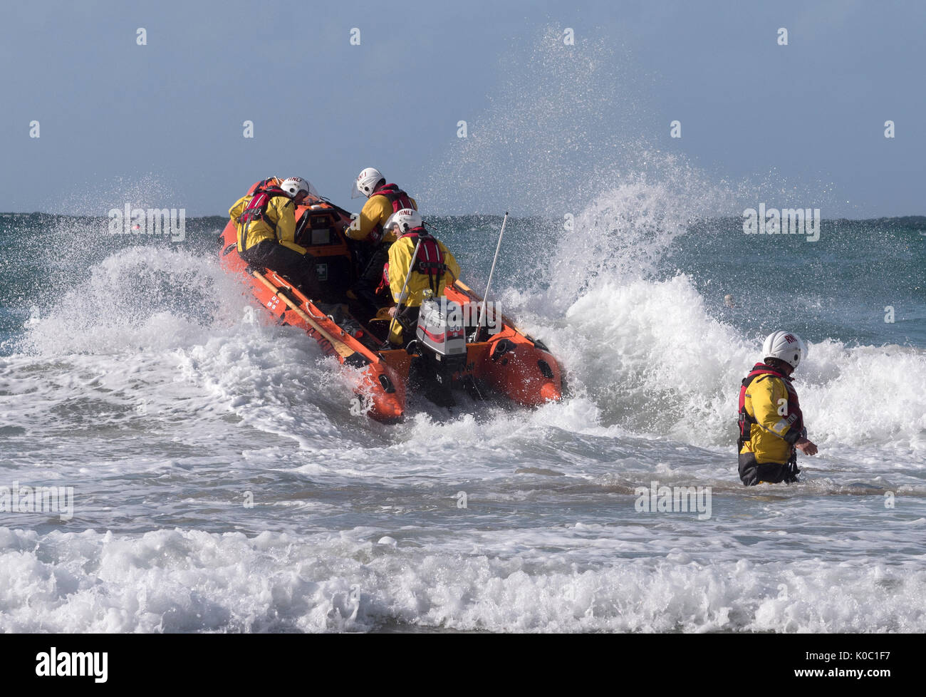 I membri di Sant Agnese scialuppa di salvataggio equipaggio lanciando la fascia costiera di barca di salvataggio a Trevaunance Cove, Sant Agnese, Cornwall, Regno Unito Foto Stock