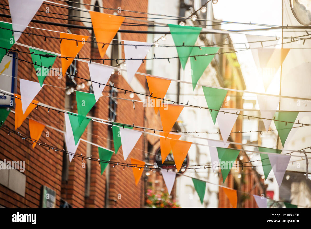 Ghirlanda con bandiera irlandese dei colori in una strada di Dublino, Irlanda - Saint Patrick day celebrazione concept Foto Stock