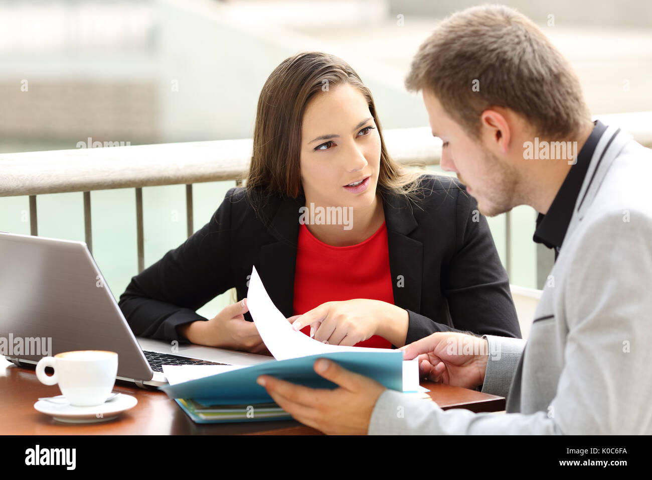 Due dirigenti avente una conversazione aziendale seduti in un caffè Foto Stock
