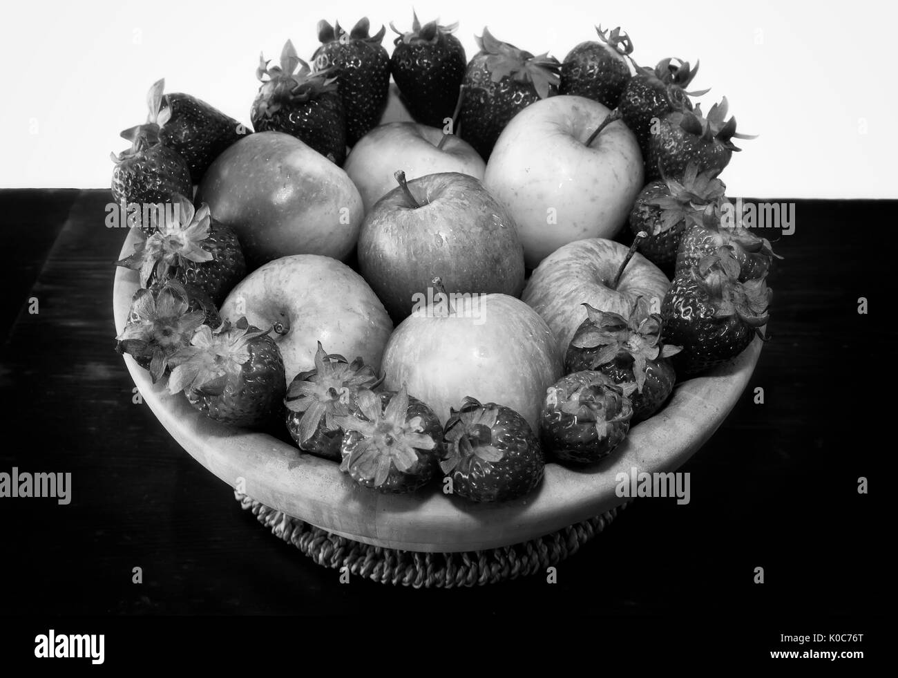 Cesto di frutta con fragole e mele all'interno. Foto in bianco e nero Foto  stock - Alamy