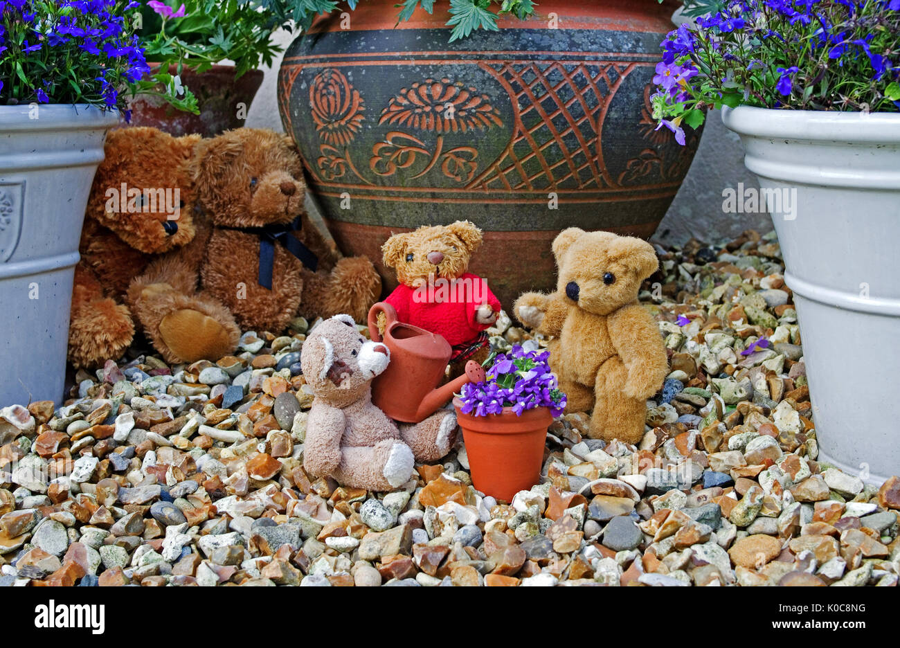 Giocattoli per bambini in tema di cibo. Un Croissant su sfondo isolato. Il cibo  e il concetto di giocattolo. Oggetto in materiale plastico Foto stock -  Alamy