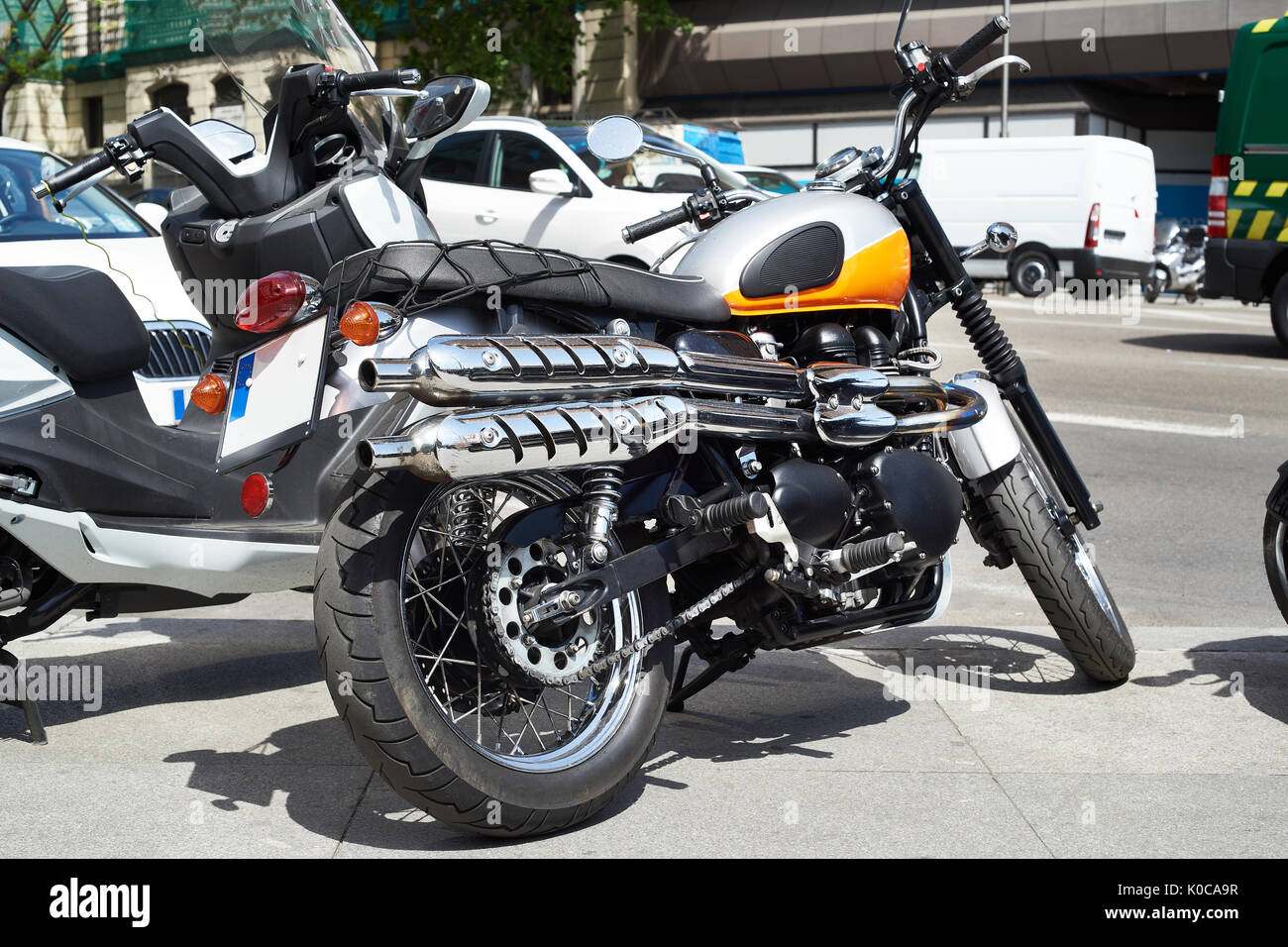 Strada classica motocicletta è parcheggiato su una strada di città Foto Stock