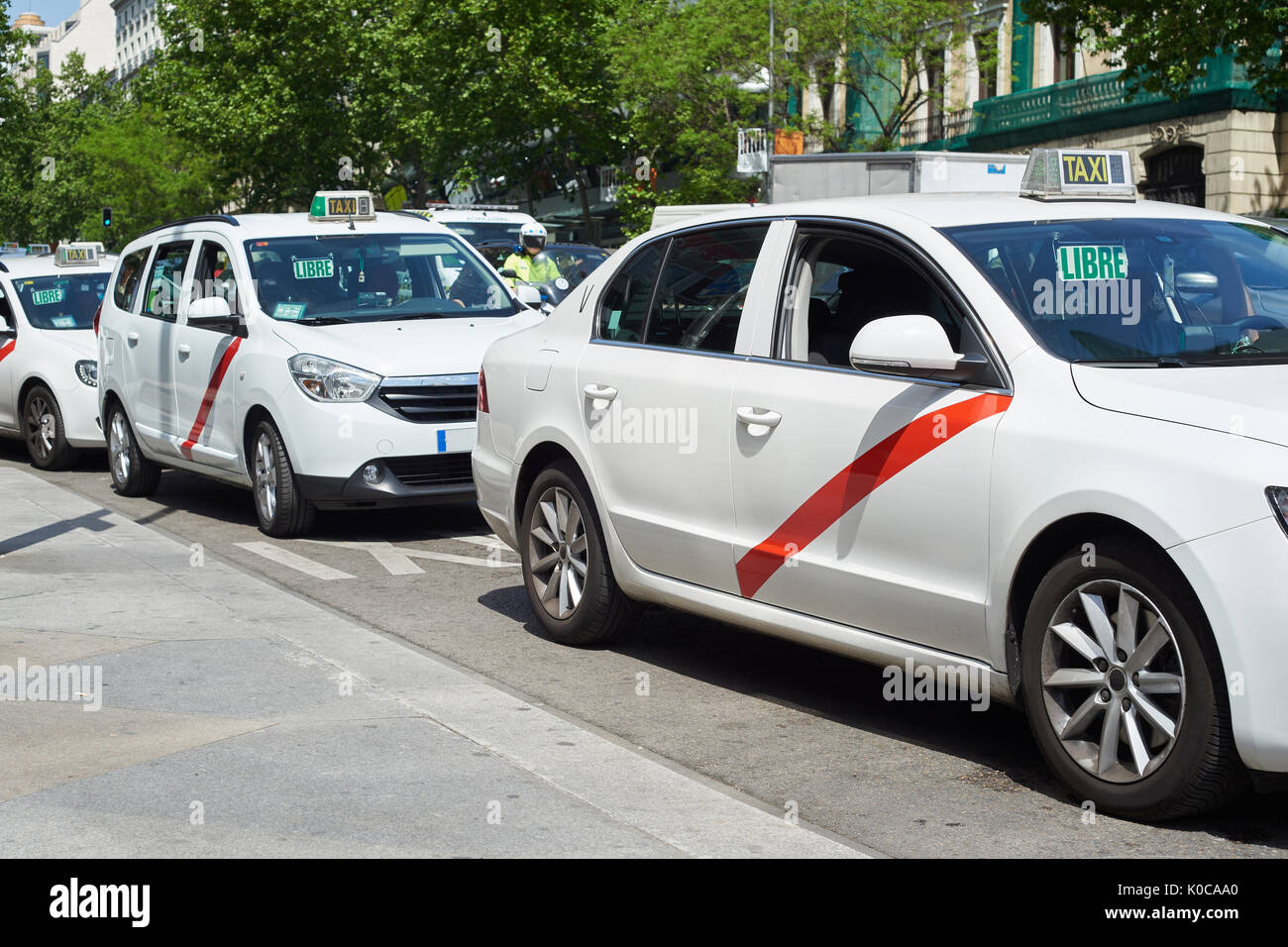 Bianco auto taxi sulla strada di Madrid Foto Stock