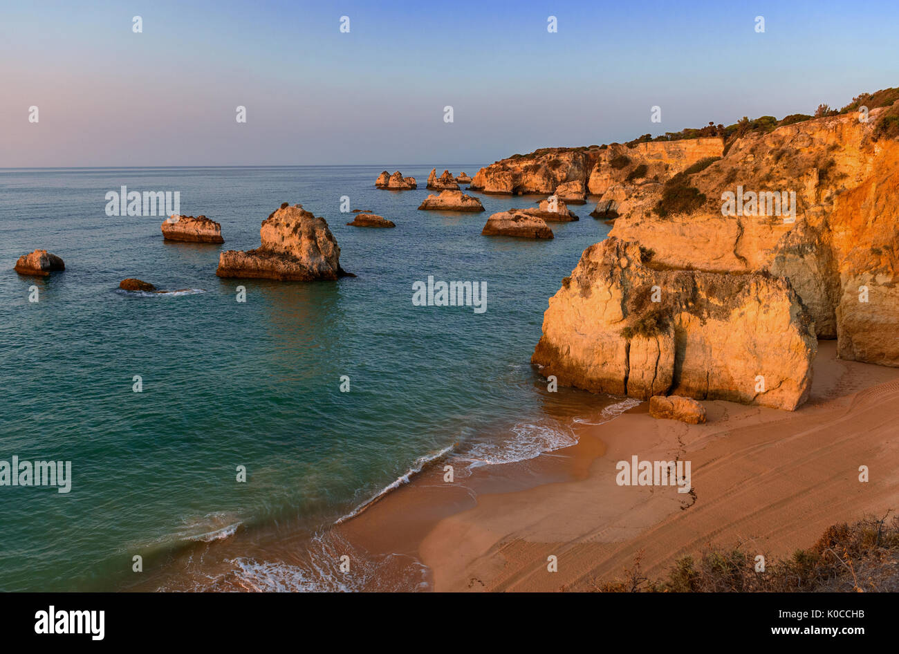 Sunrise a Praia da Donna Anna, sulla costa di Algarve, PORTOGALLO Foto Stock