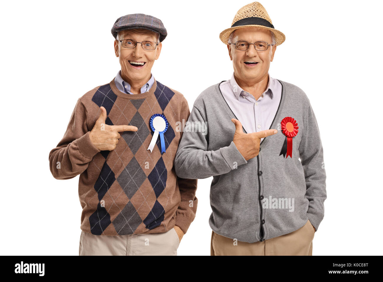 Gli anziani con nastri di aggiudicazione isolato di puntamento su sfondo bianco Foto Stock