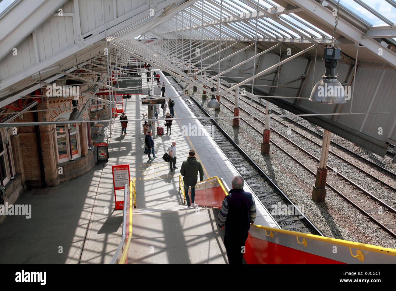 La piattaforma 5, Stazione di Crewe, attualmente (2017) una delle piattaforme utilizzate per la Vergine Costa Ovest i treni da Londra a Glasgow Foto Stock