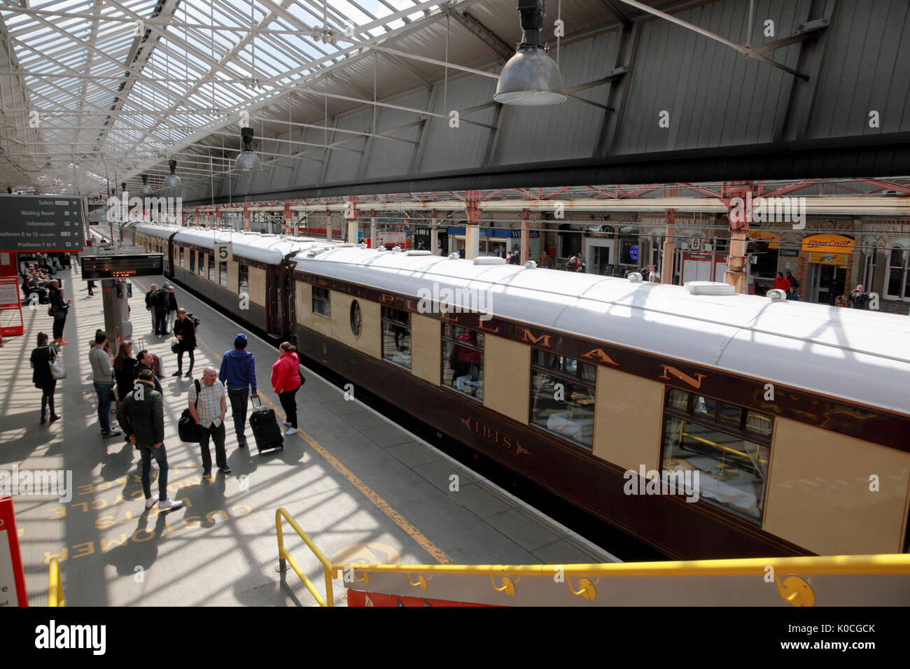 La piattaforma 5, Stazione di Crewe, attualmente (2017) una delle piattaforme utilizzate per la Vergine Costa Ovest i treni da Londra a Glasgow Foto Stock
